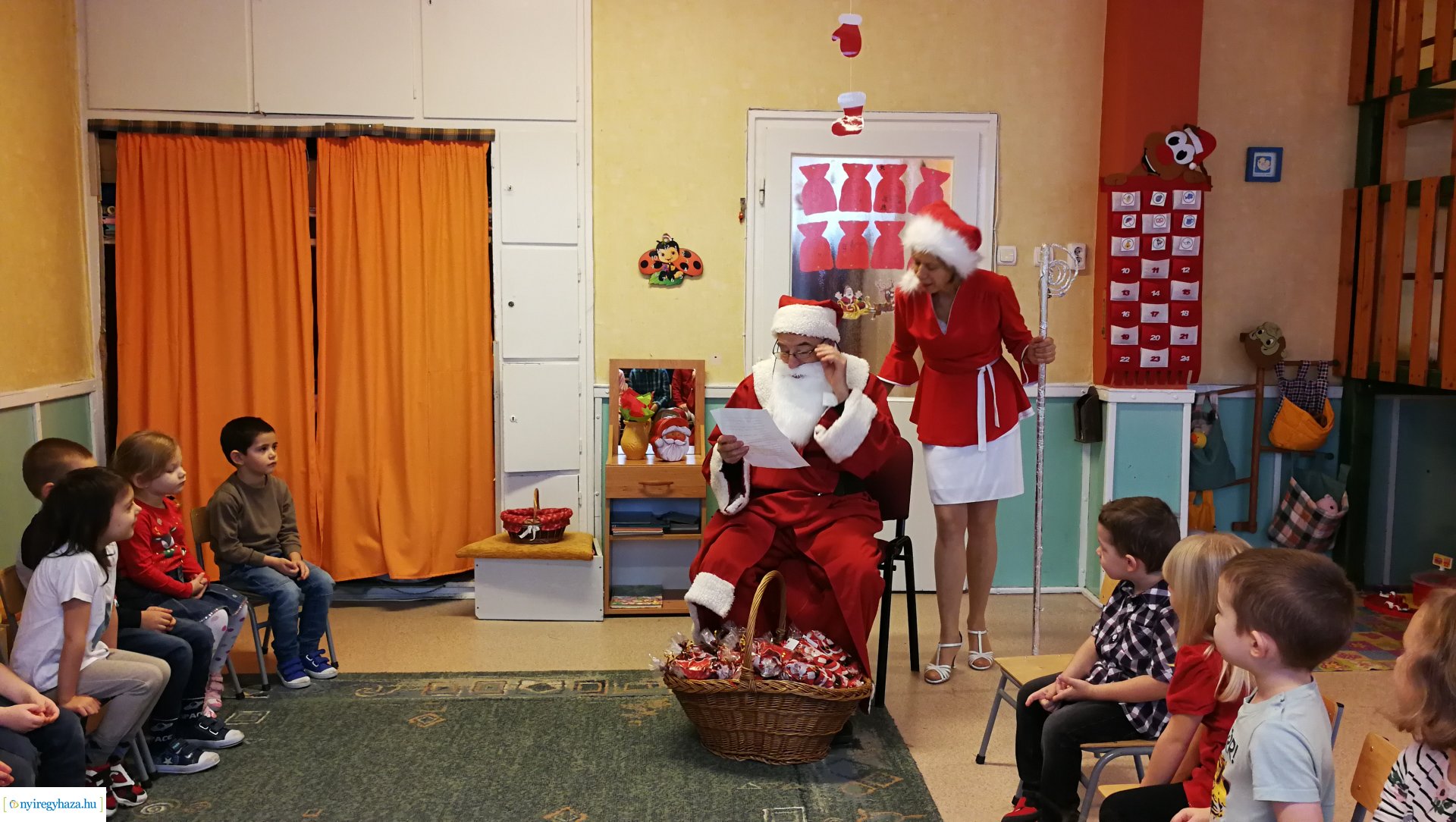 Együtt futottak az ovisok a Mikulással