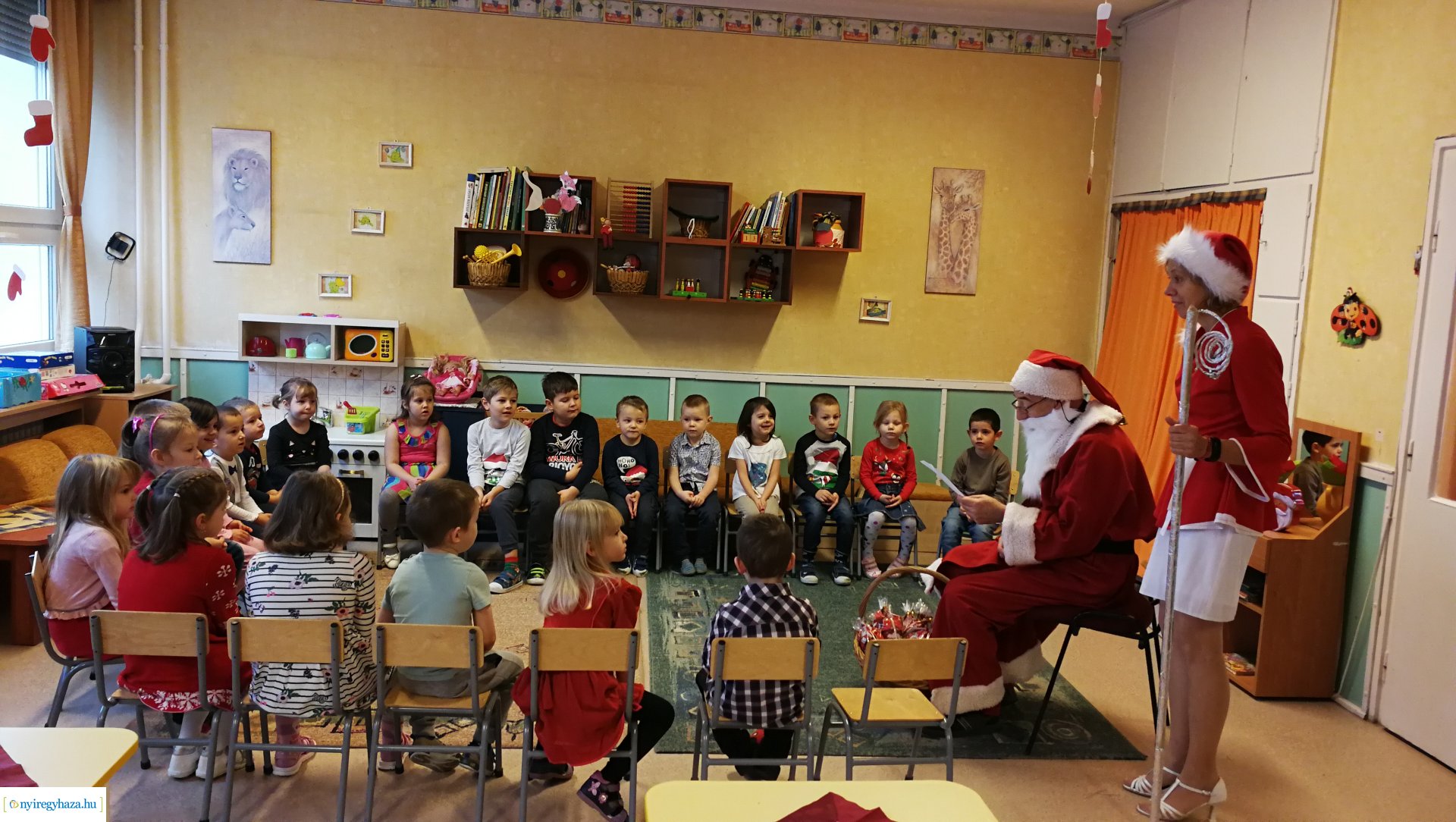 Együtt futottak az ovisok a Mikulással