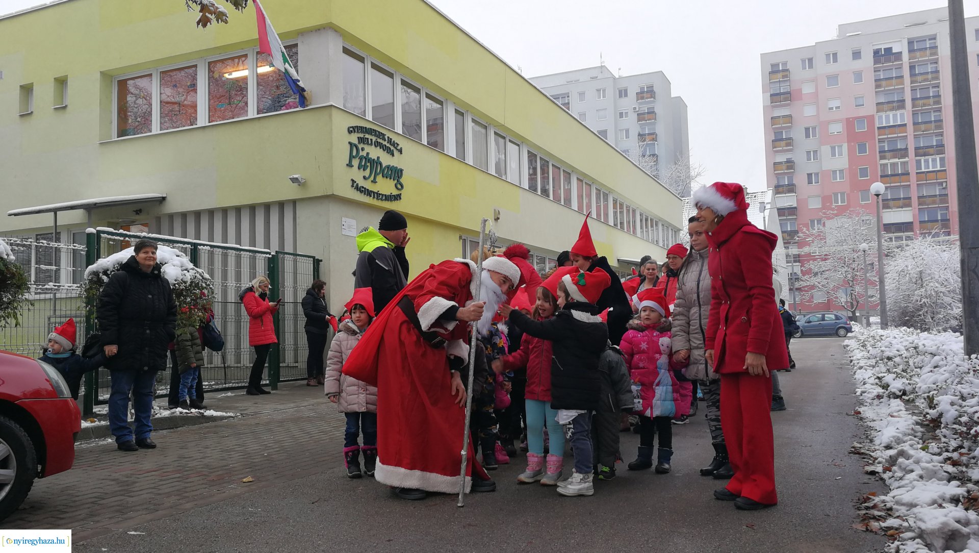 Együtt futottak az ovisok a Mikulással