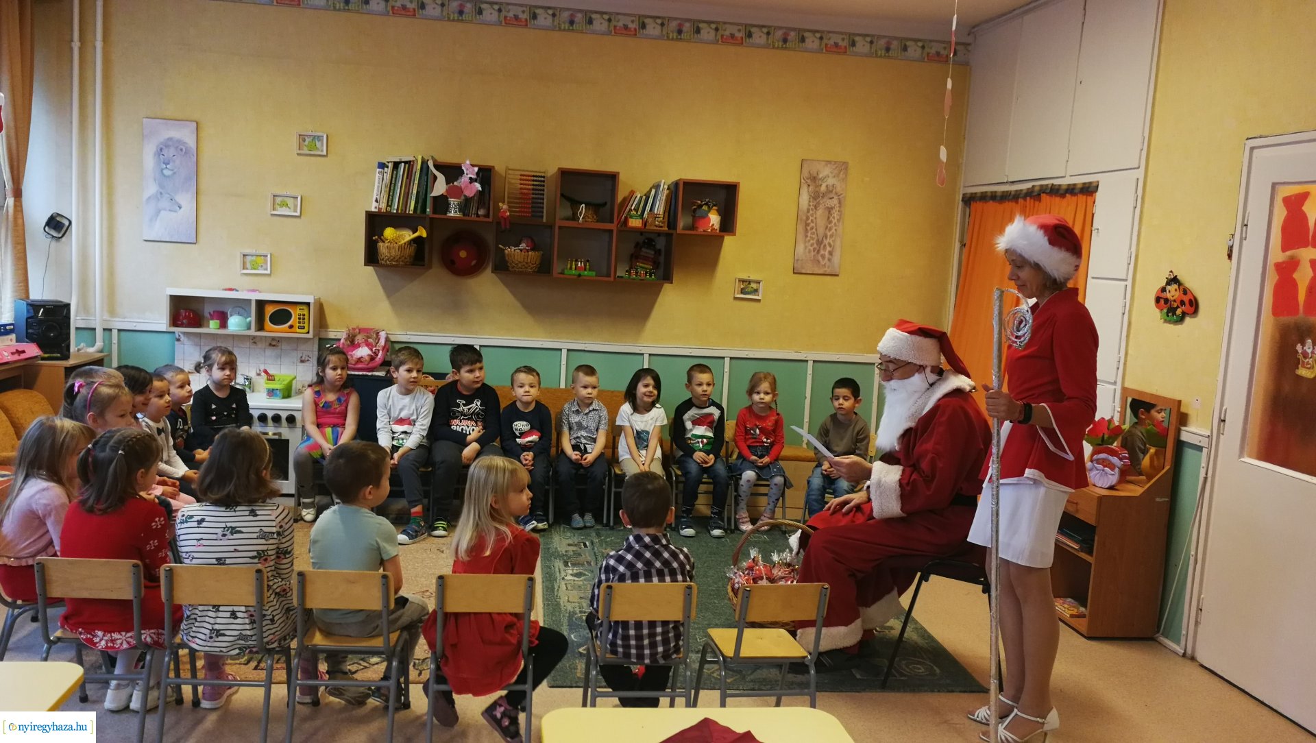 Együtt futottak az ovisok a Mikulással