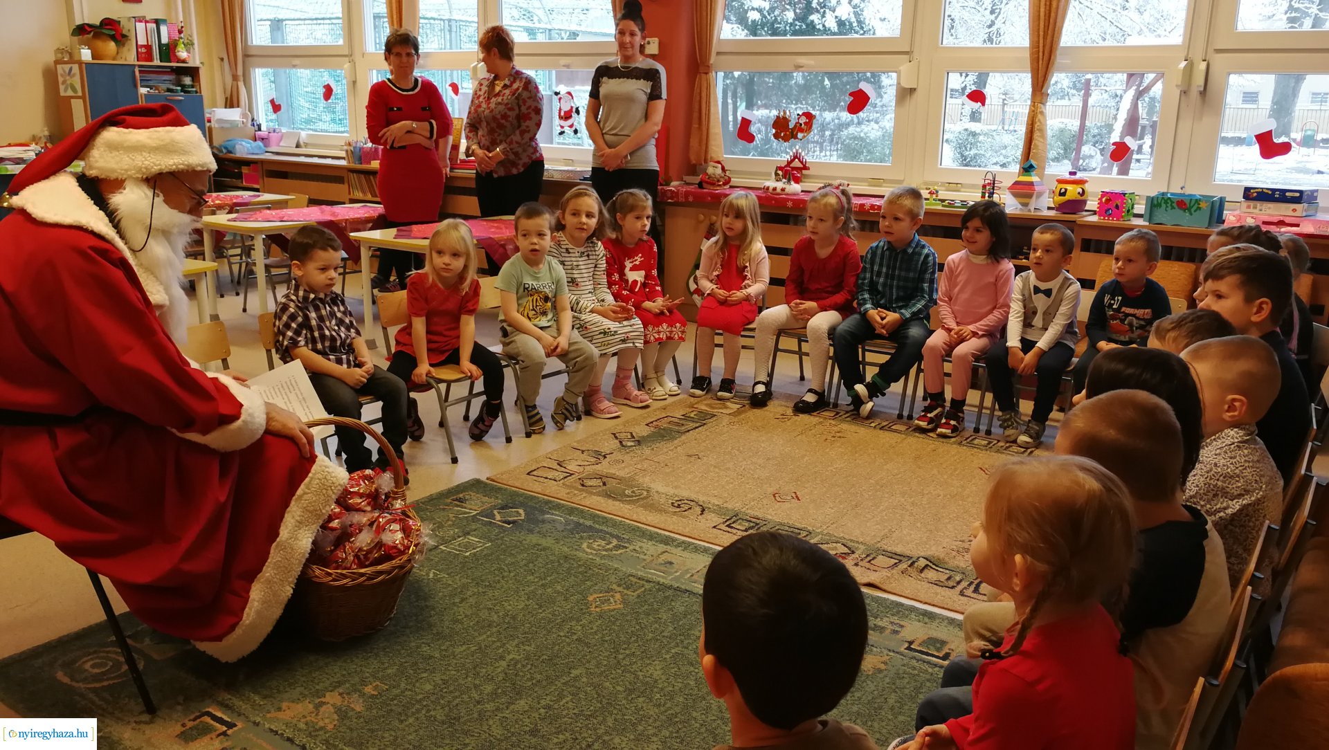 Együtt futottak az ovisok a Mikulással