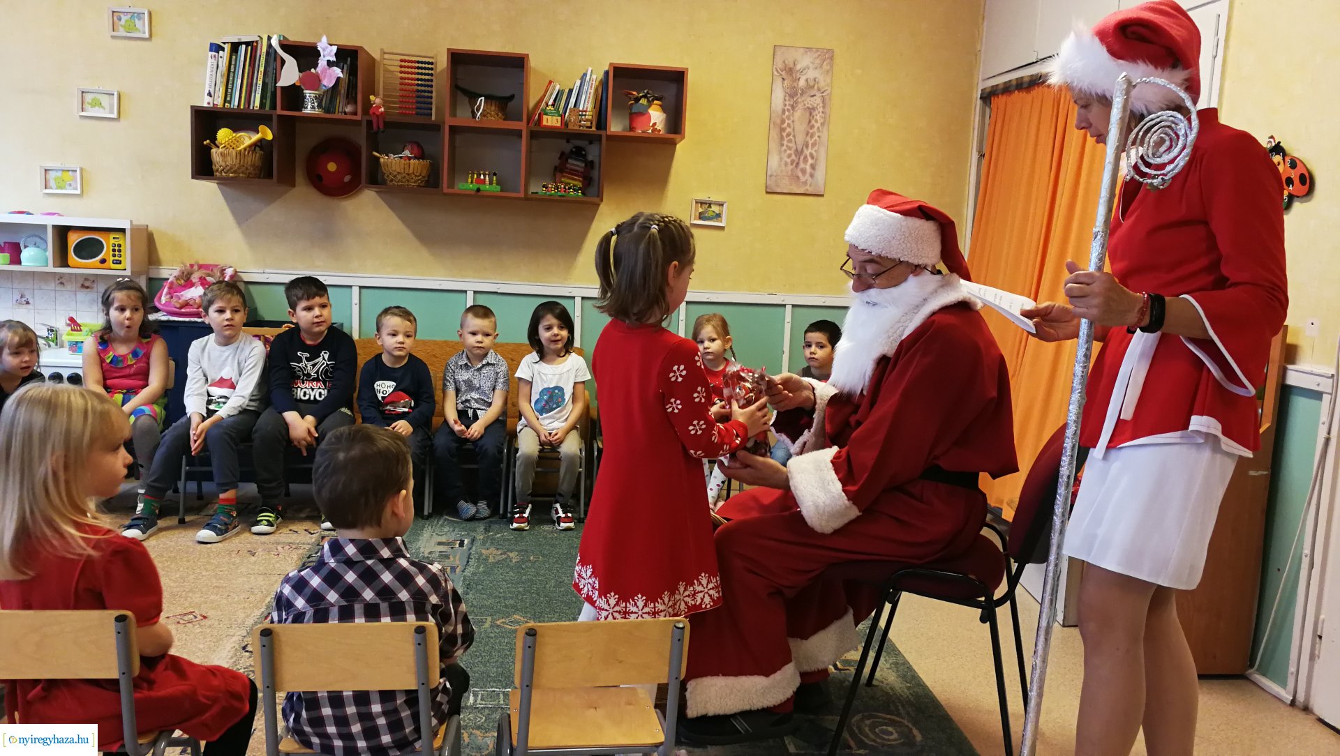 Együtt futottak az ovisok a Mikulással