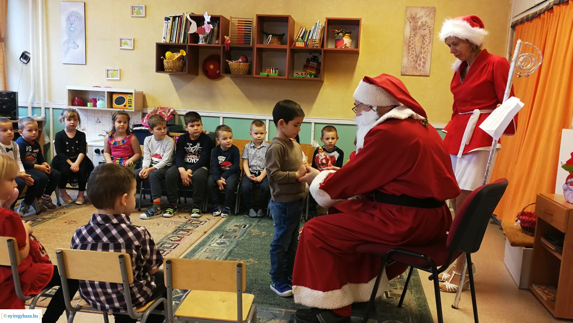 Együtt futottak az ovisok a Mikulással