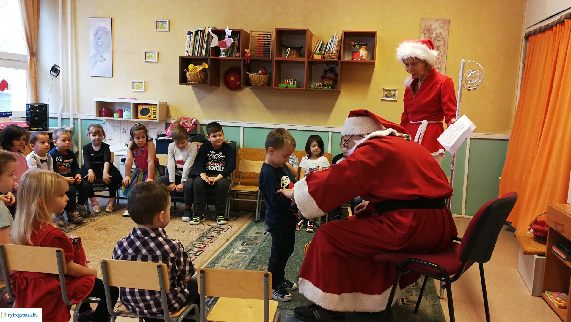 Együtt futottak az ovisok a Mikulással