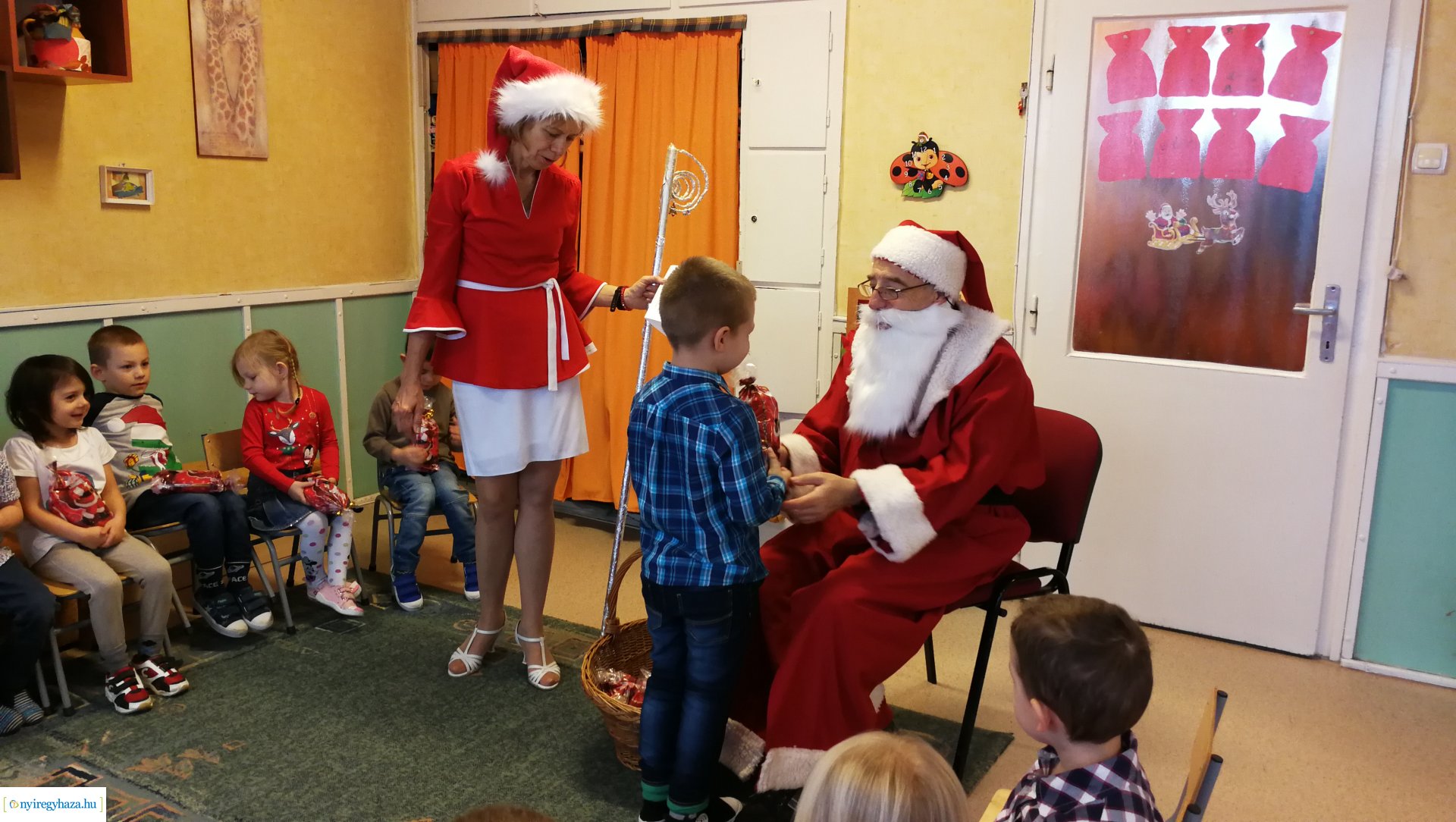 Együtt futottak az ovisok a Mikulással