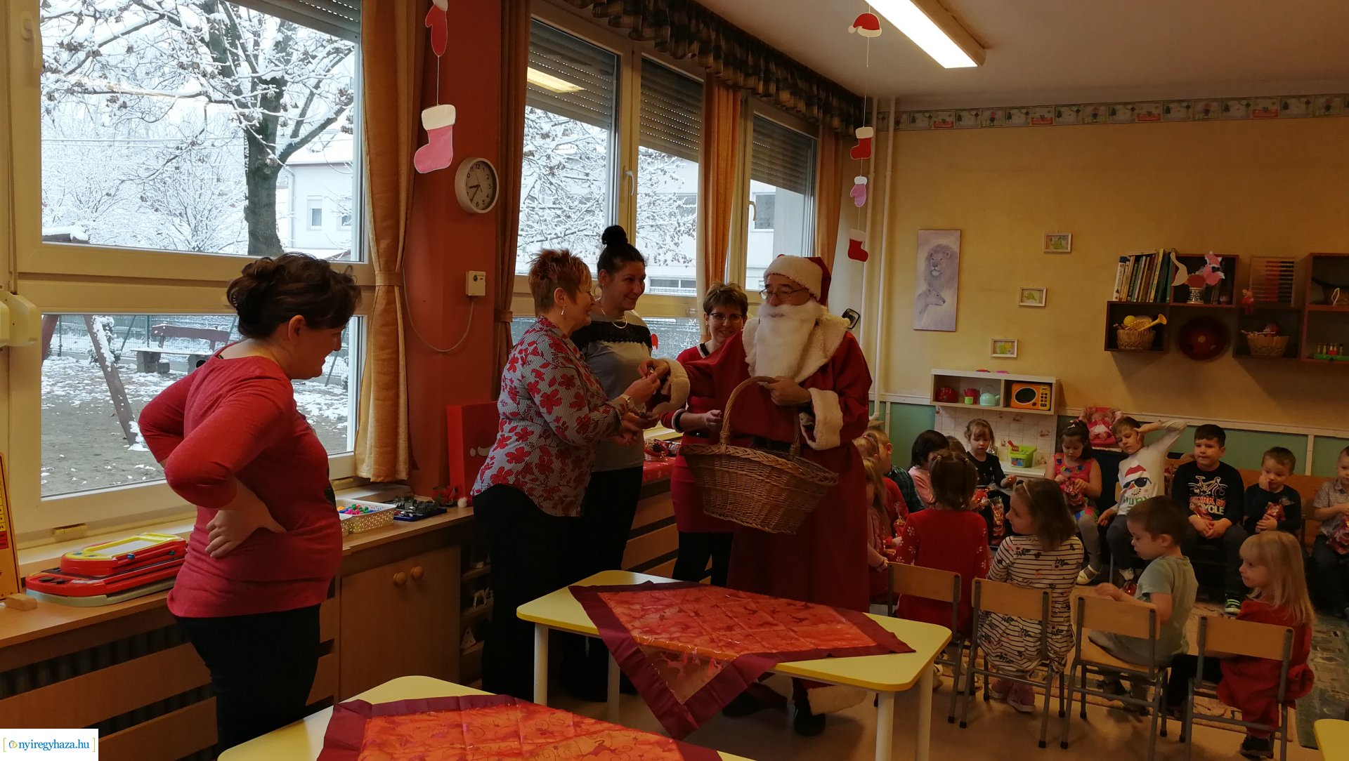 Együtt futottak az ovisok a Mikulással