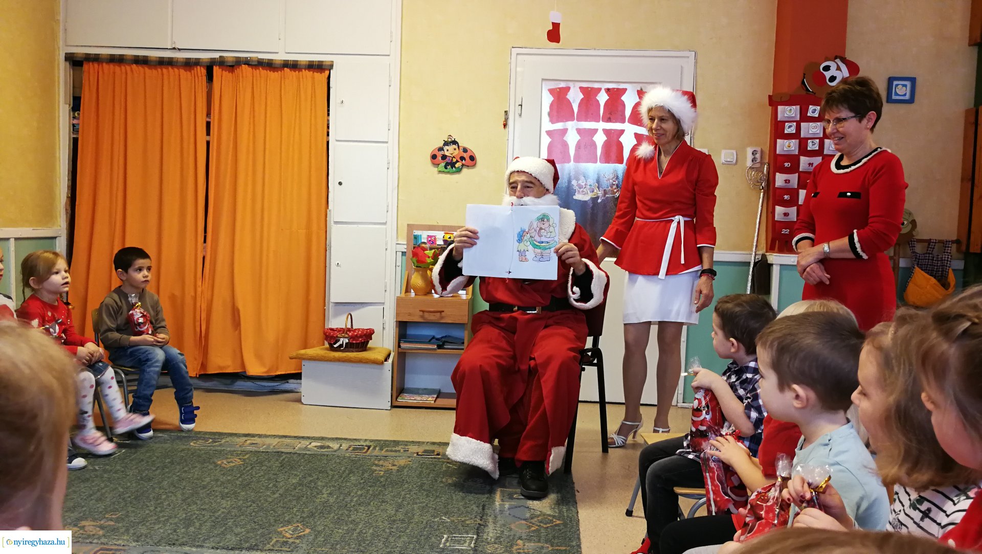 Együtt futottak az ovisok a Mikulással