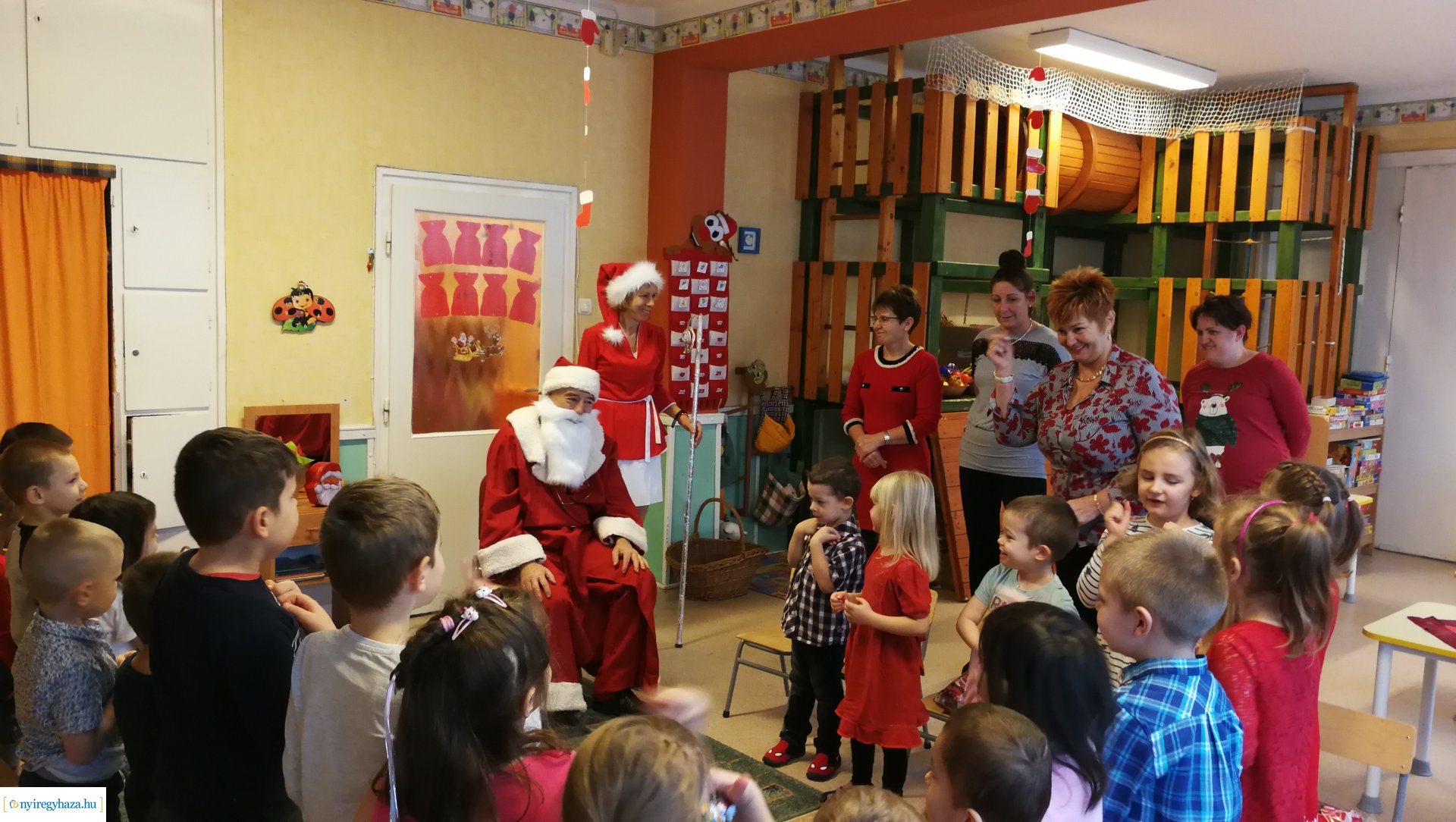 Együtt futottak az ovisok a Mikulással