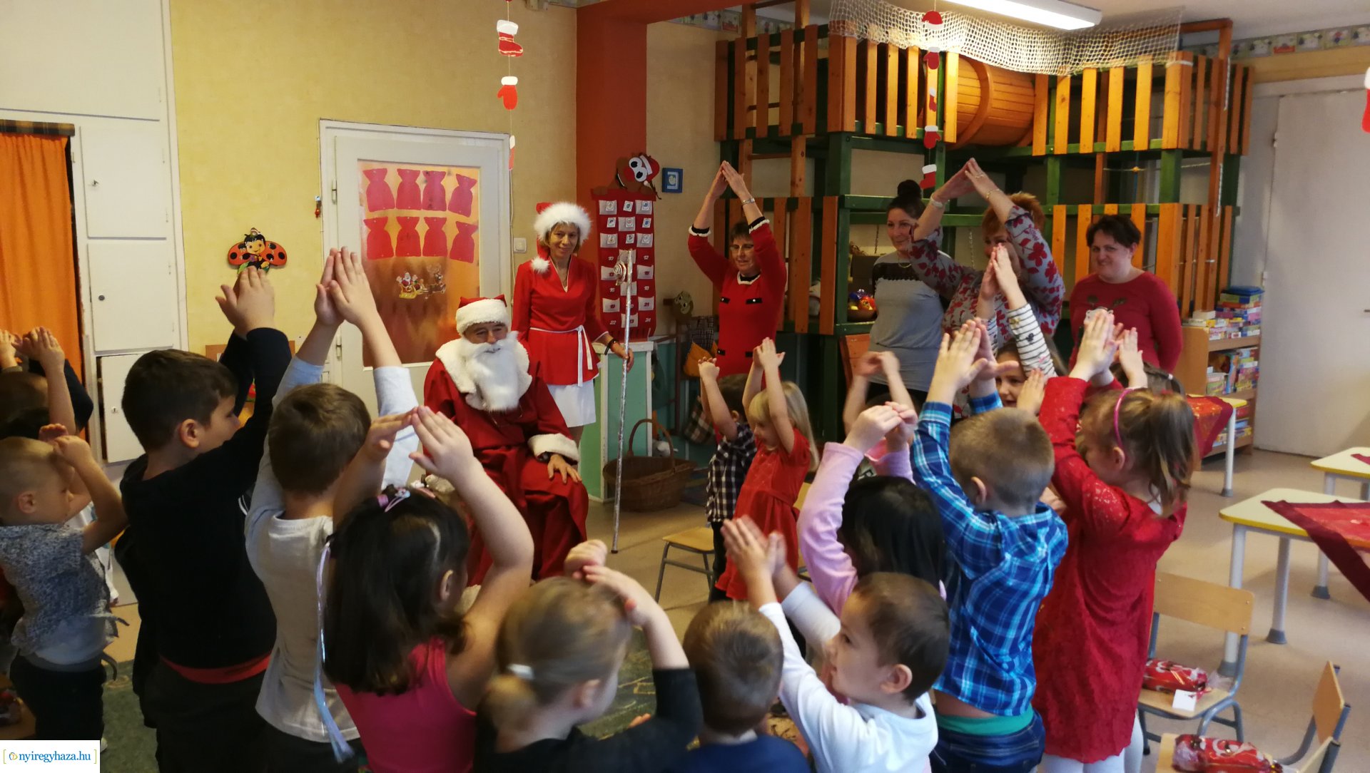 Együtt futottak az ovisok a Mikulással