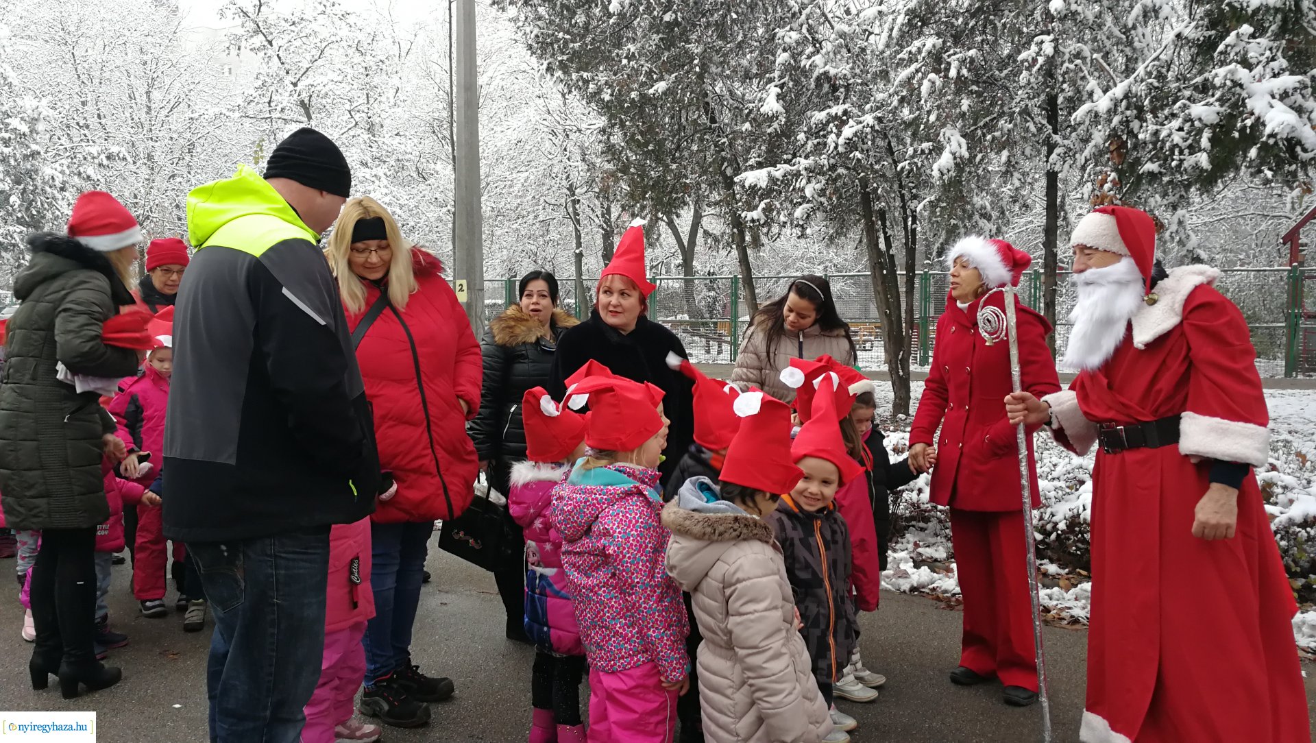 Együtt futottak az ovisok a Mikulással