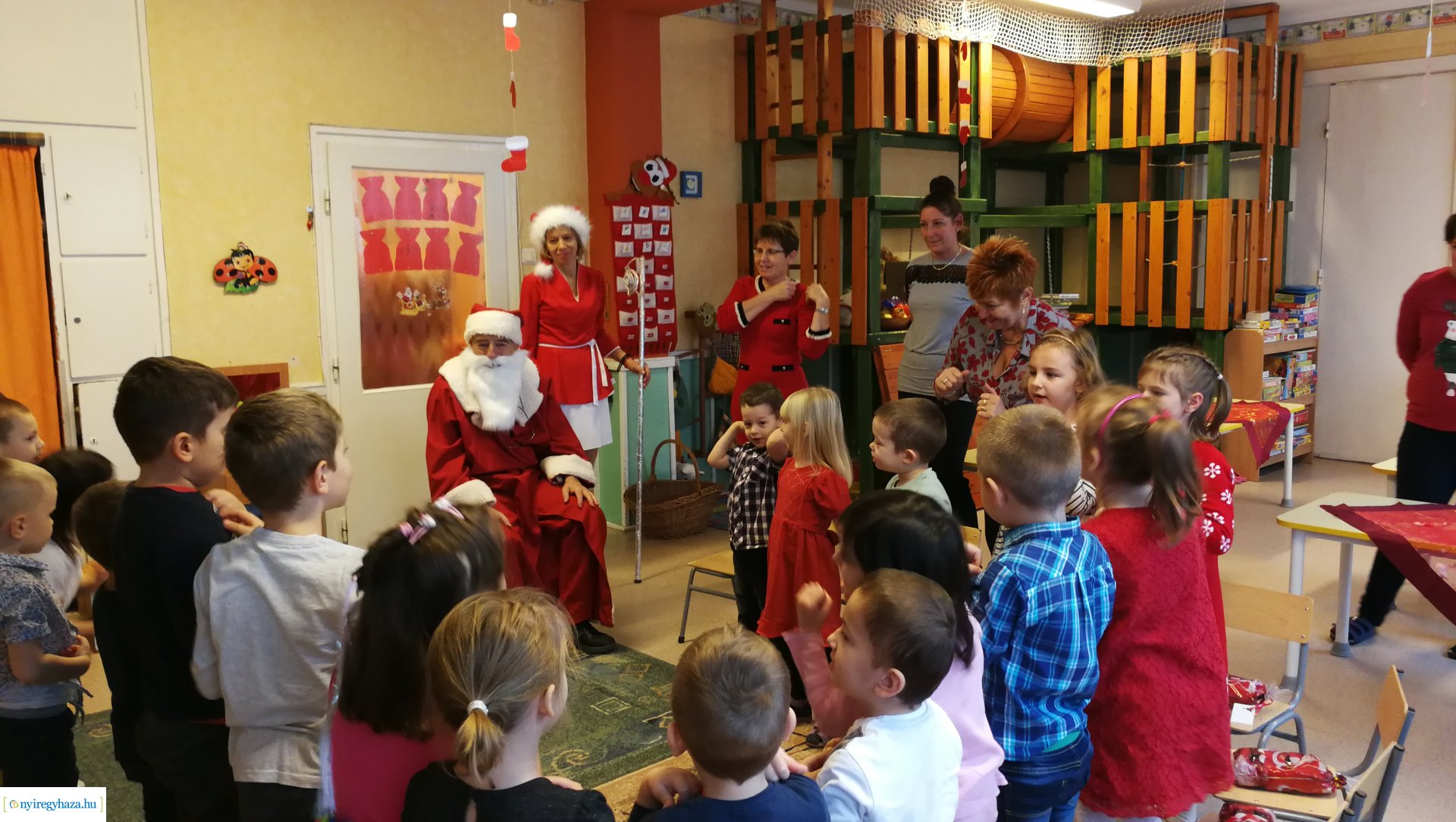 Együtt futottak az ovisok a Mikulással