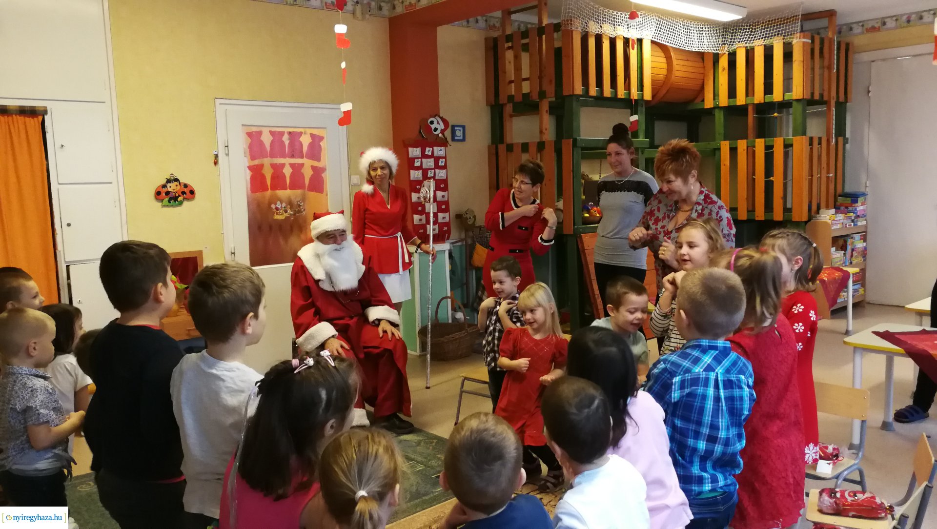 Együtt futottak az ovisok a Mikulással