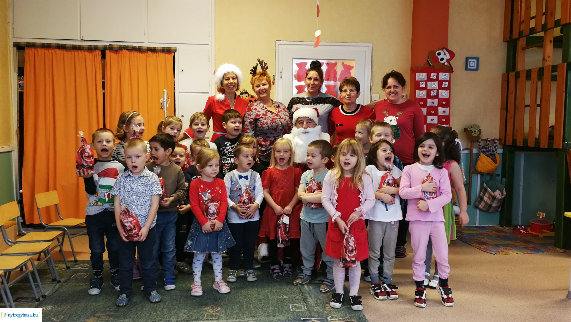 Együtt futottak az ovisok a Mikulással