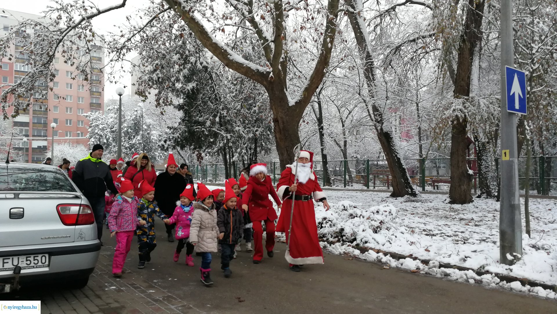 Együtt futottak az ovisok a Mikulással