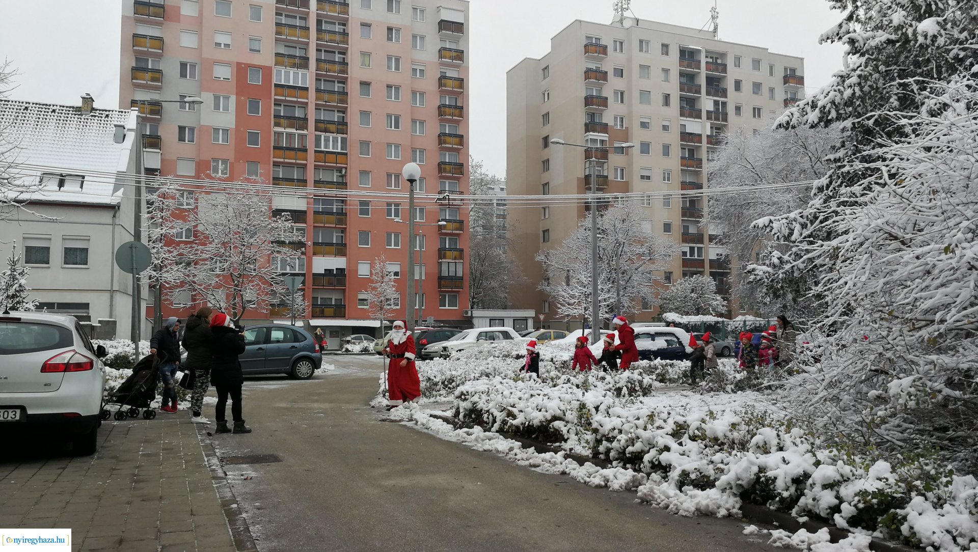 Együtt futottak az ovisok a Mikulással