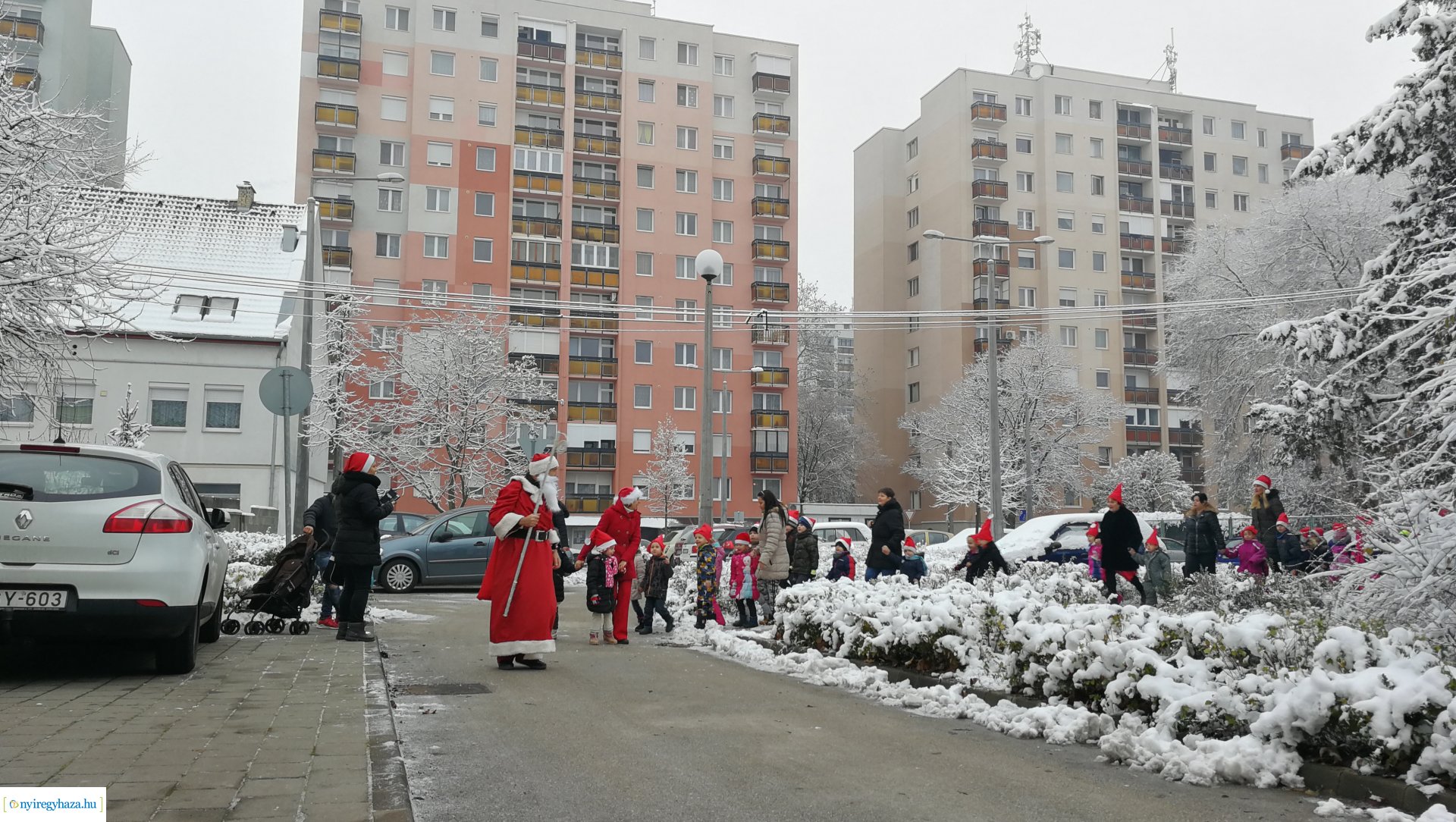 Együtt futottak az ovisok a Mikulással