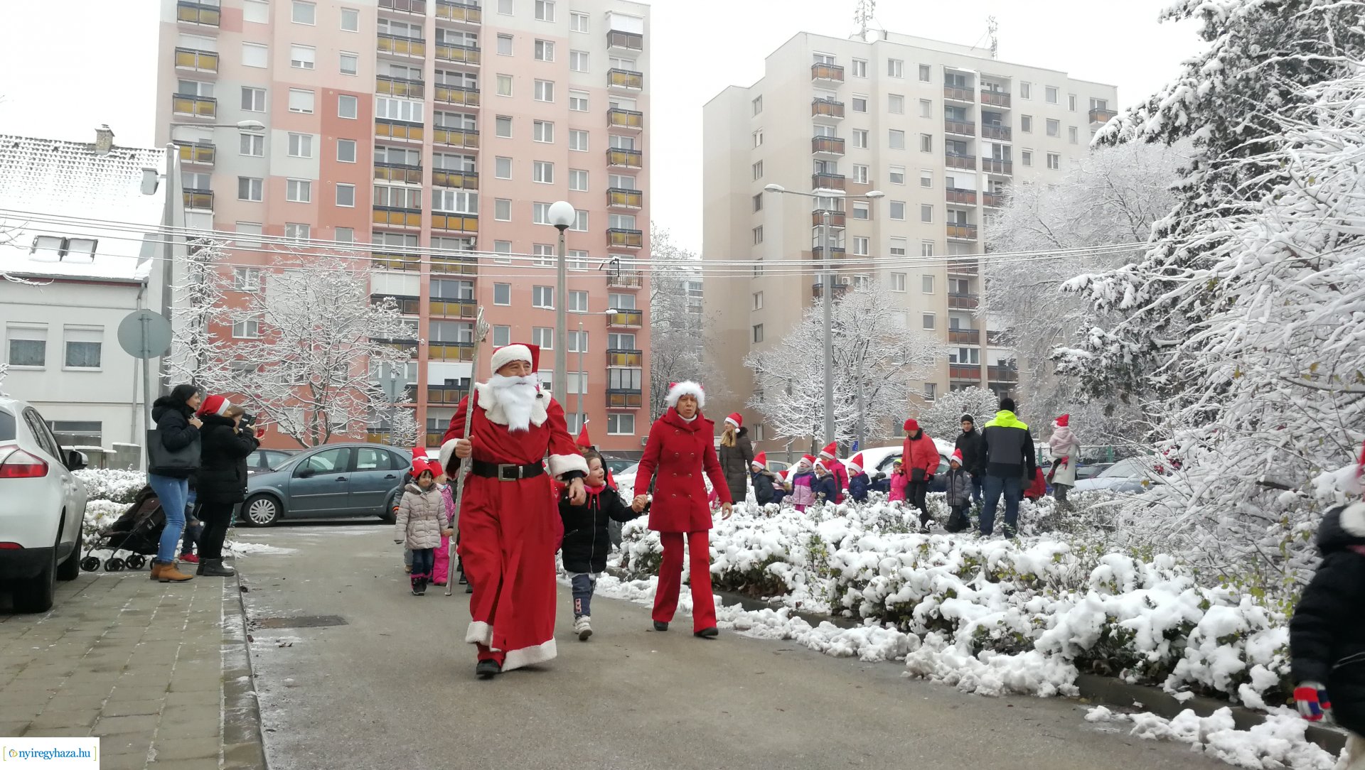 Együtt futottak az ovisok a Mikulással