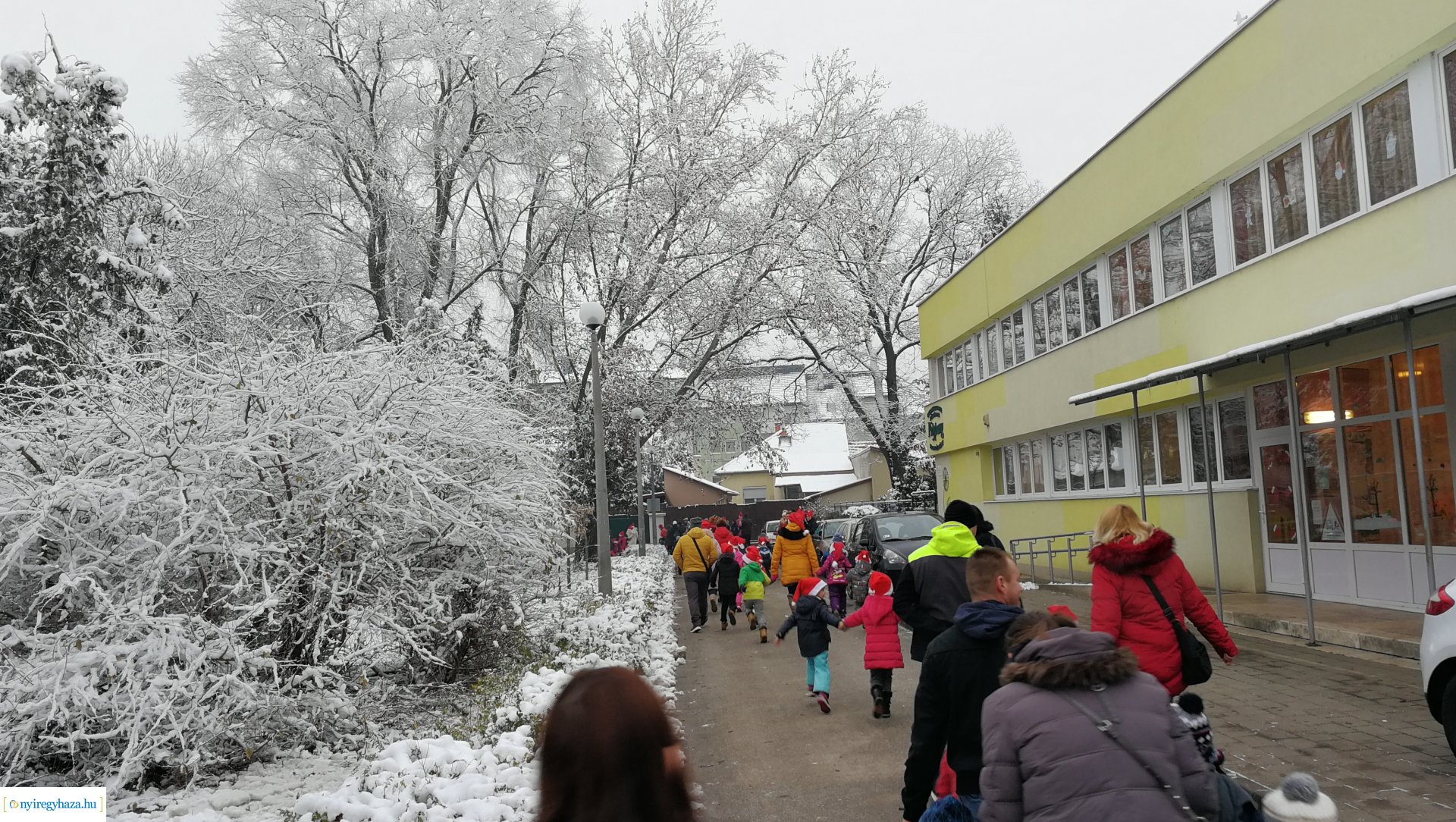 Együtt futottak az ovisok a Mikulással