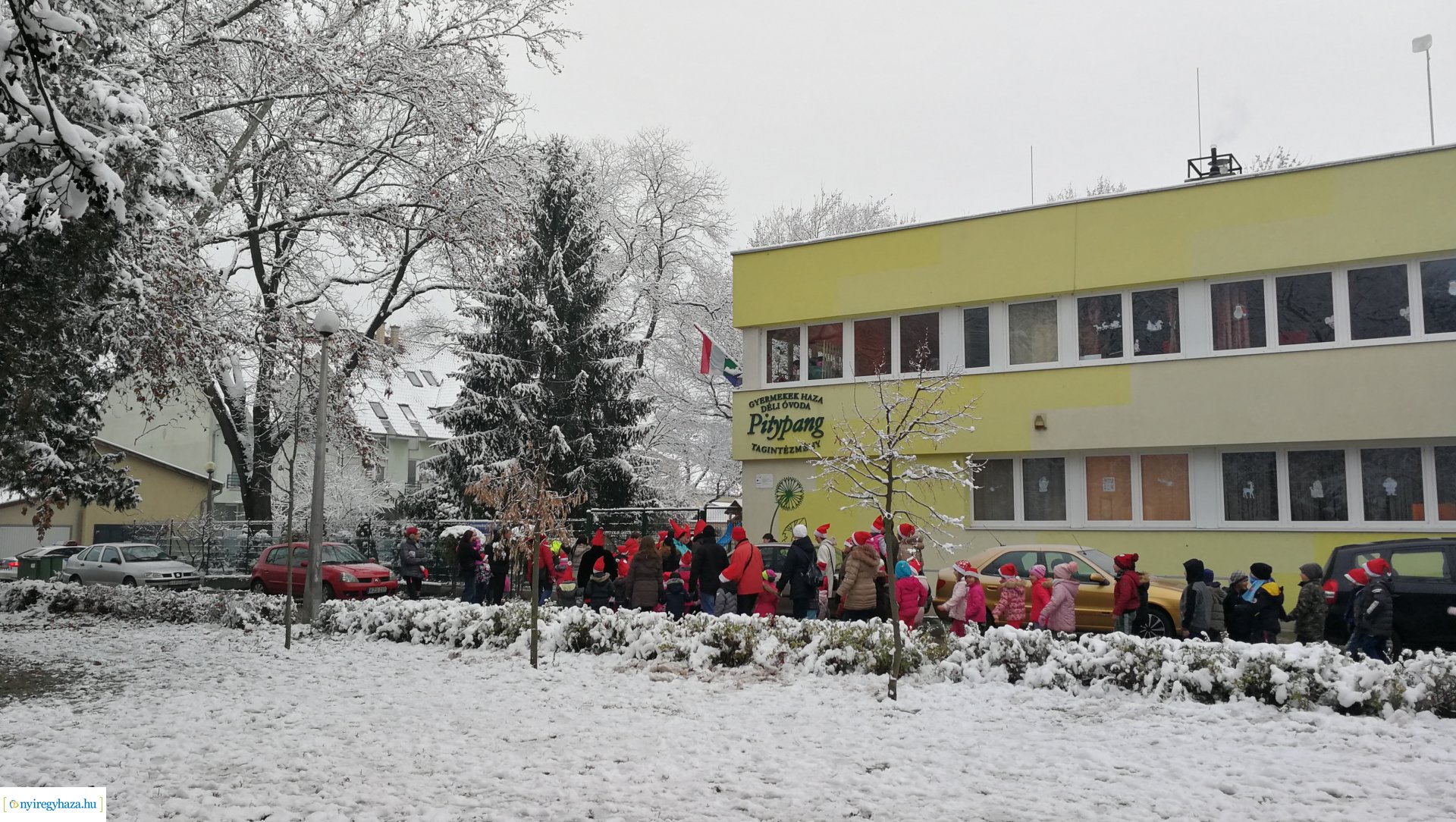 Együtt futottak az ovisok a Mikulással