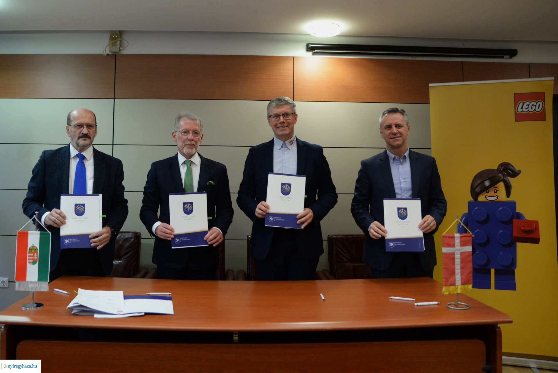 Együttműködési megállapodást írt alá a  Nyíregyházi Egyetem és a LEGO 