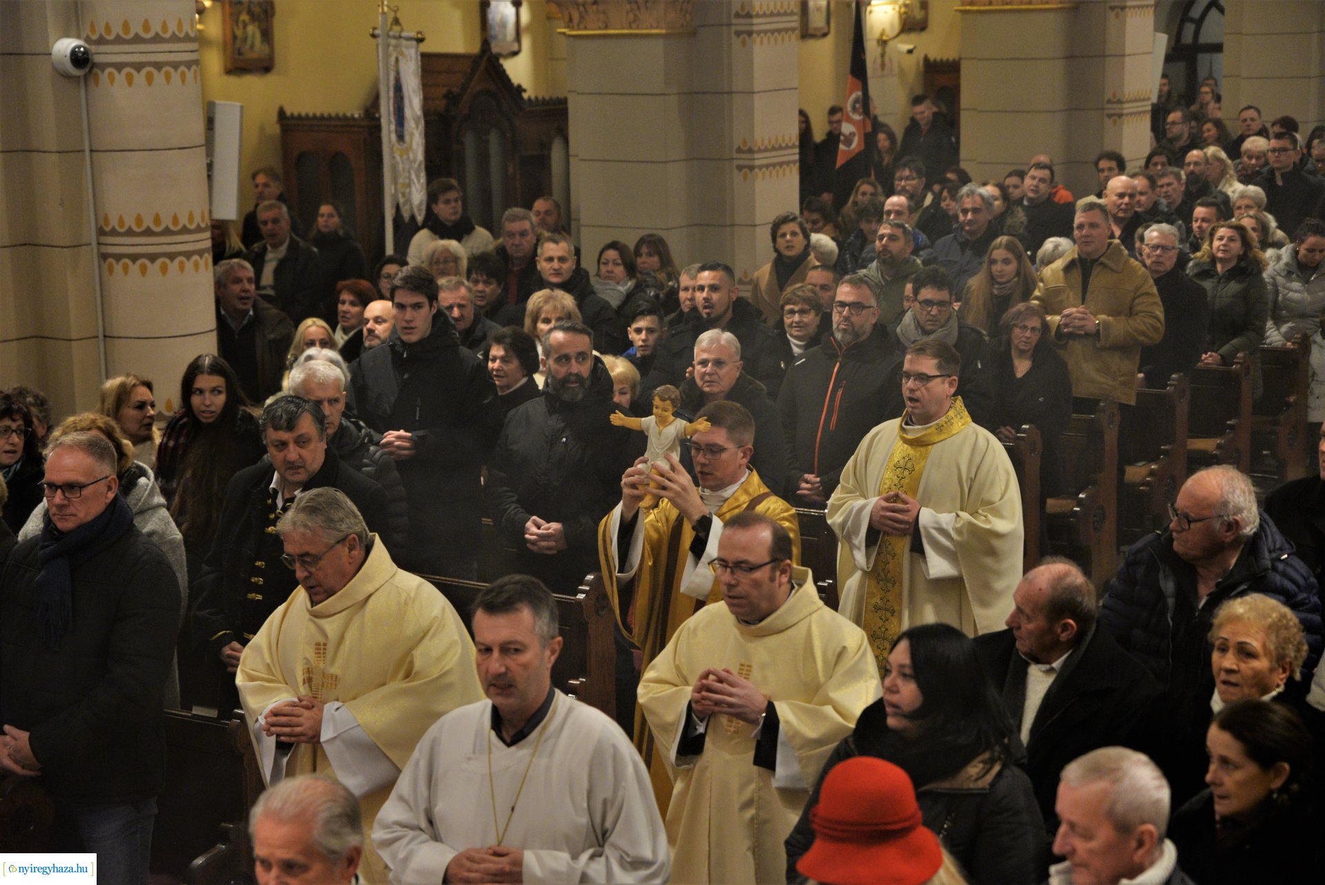 Éjféli mise a Magyarok Nagyasszonya-társszékesegyházban