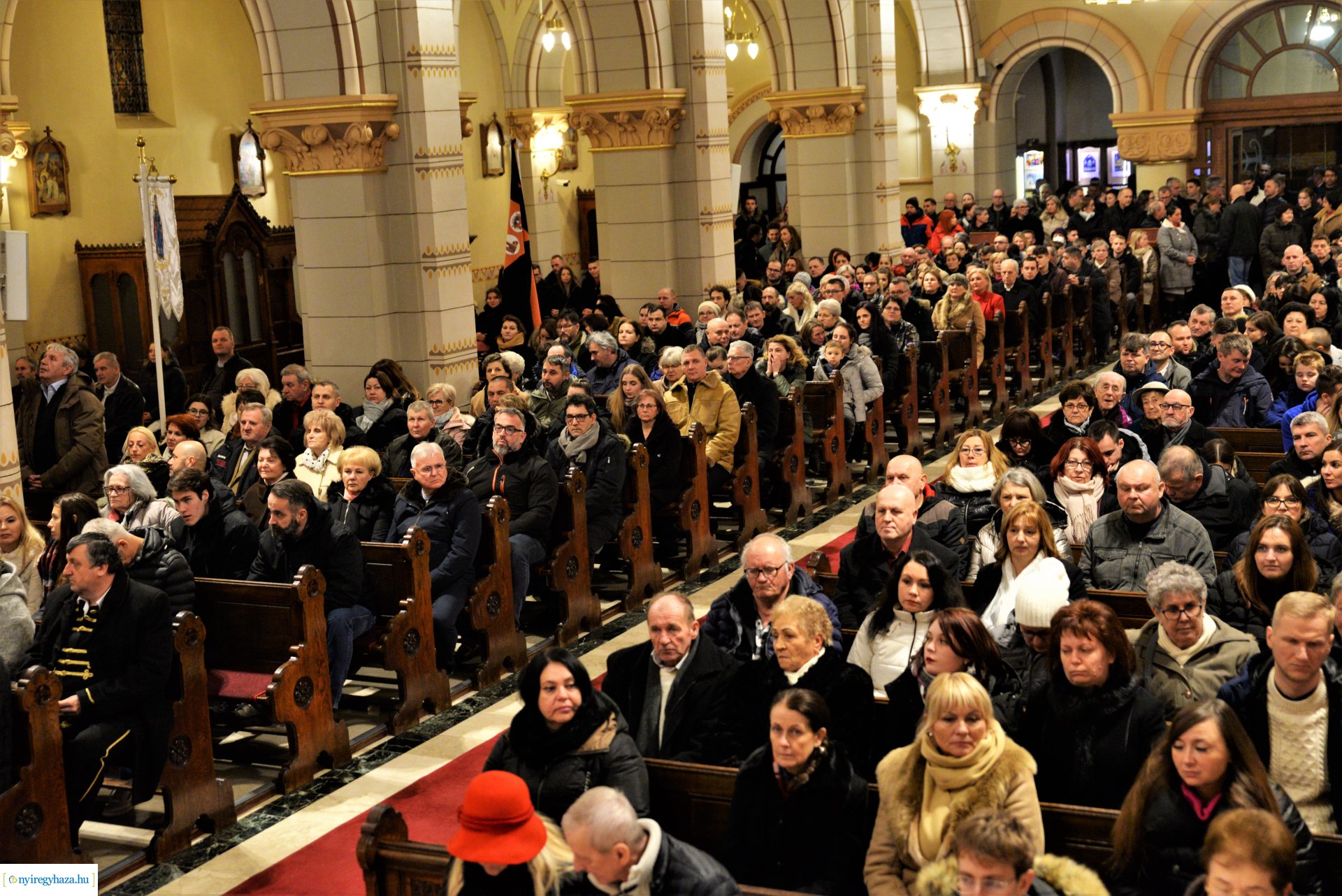 Éjféli mise a Magyarok Nagyasszonya-társszékesegyházban