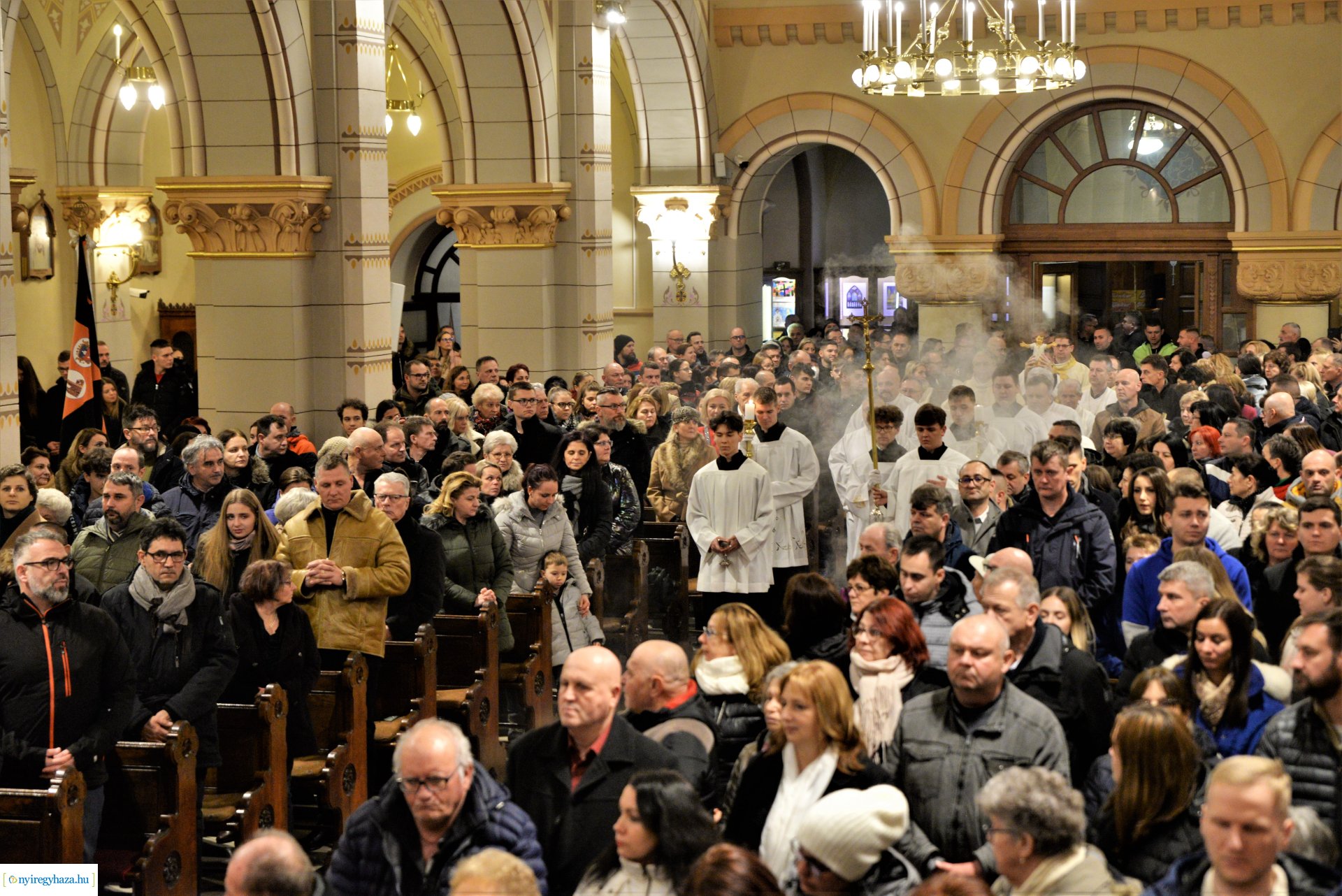 Éjféli mise a Magyarok Nagyasszonya-társszékesegyházban