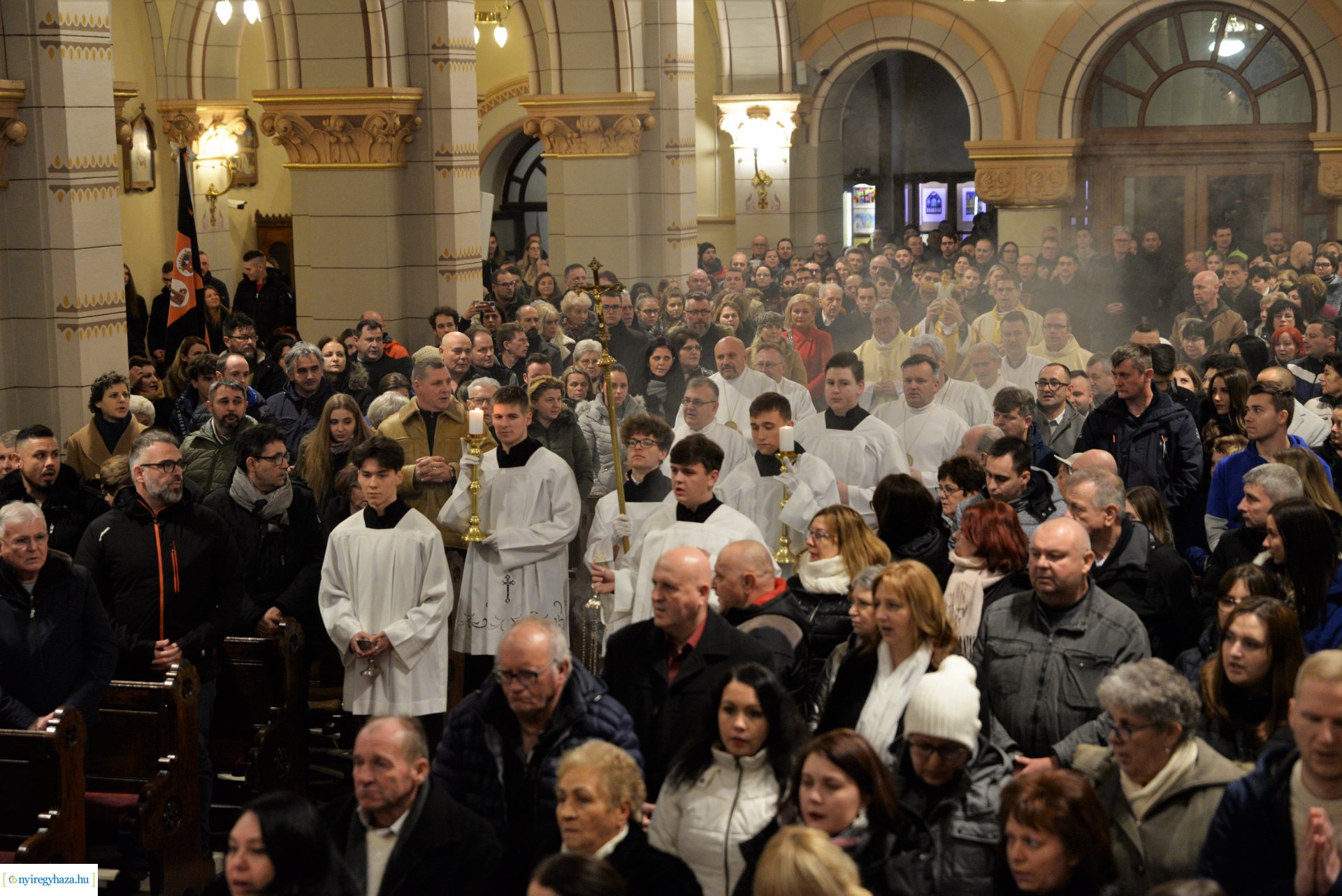 Éjféli mise a Magyarok Nagyasszonya-társszékesegyházban
