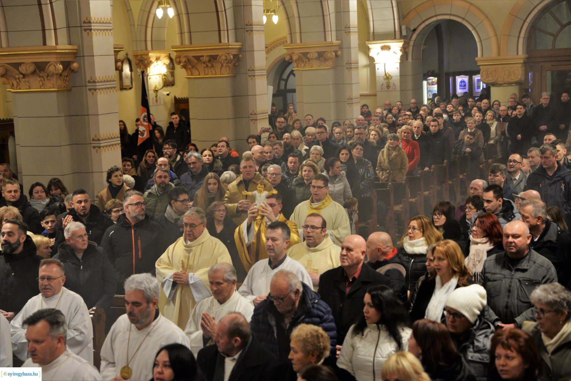 Éjféli mise a Magyarok Nagyasszonya-társszékesegyházban