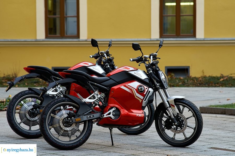 Elektromos motorkerékpárok a Városházán