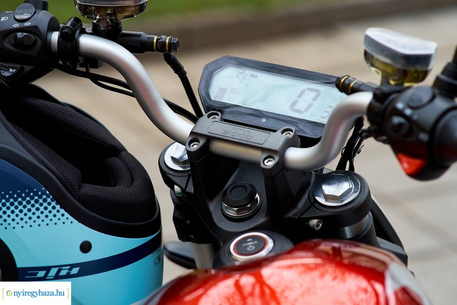 Elektromos motorkerékpárok a Városházán