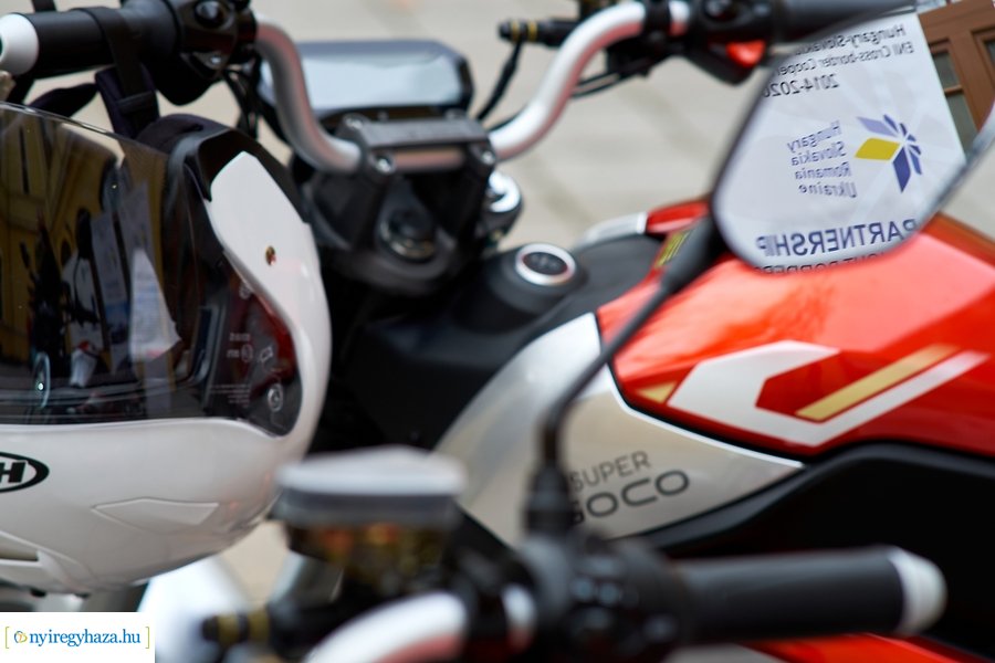 Elektromos motorkerékpárok a Városházán