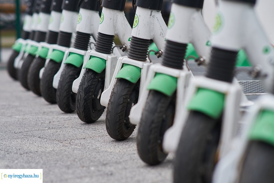 Elektromos rollerek bemutatója