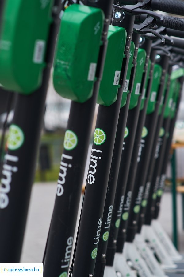 Elektromos rollerek bemutatója