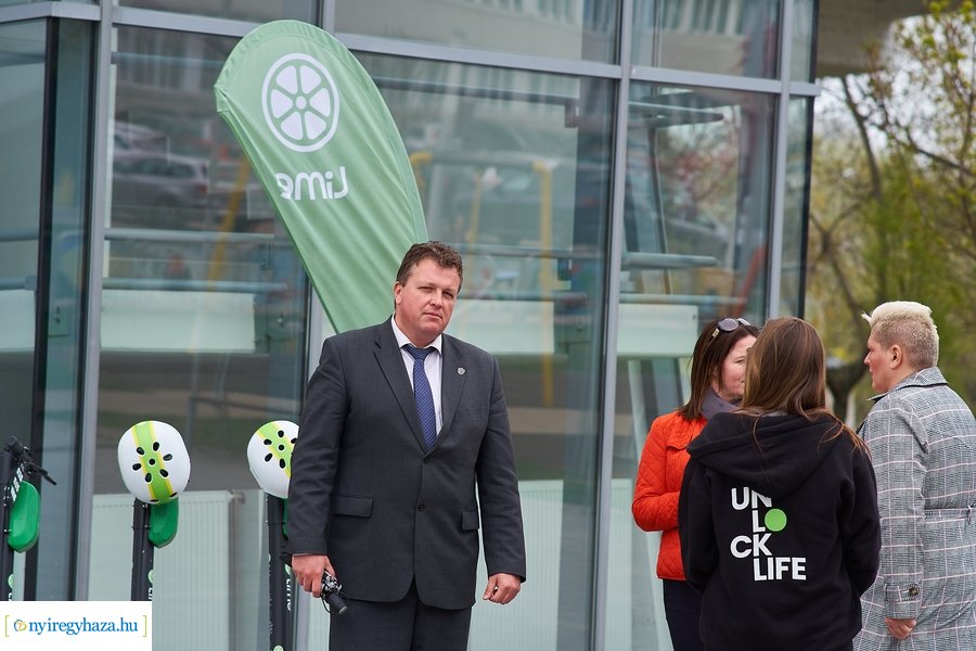 Elektromos rollerek bemutatója