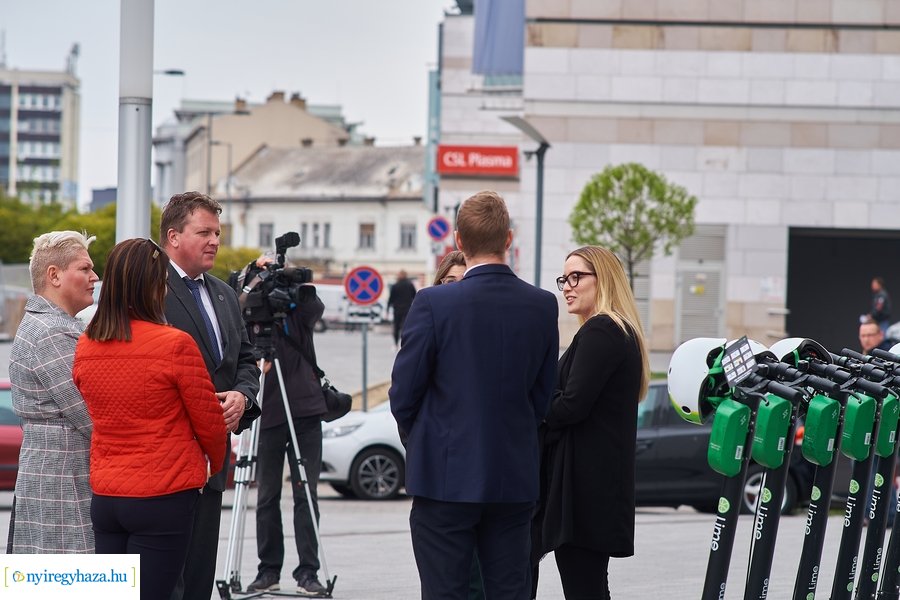 Elektromos rollerek bemutatója