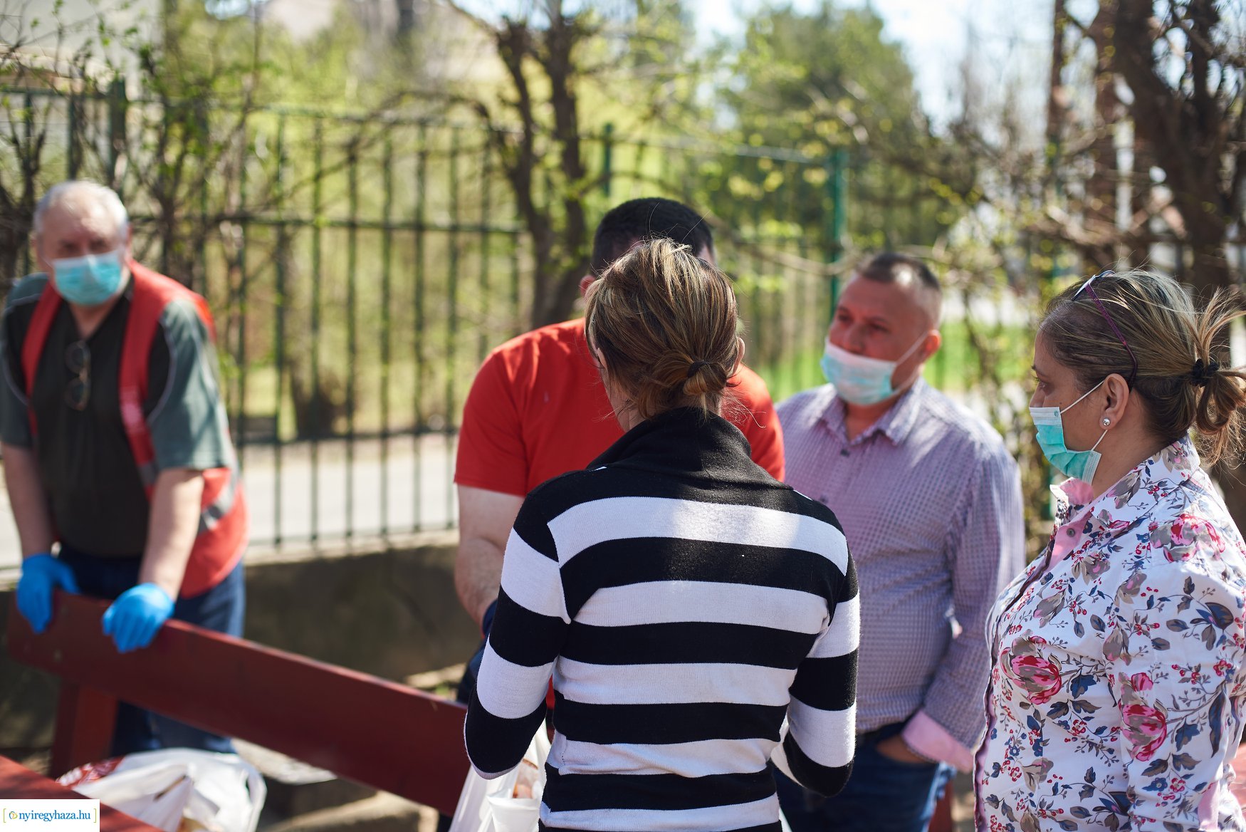 Élelmiszerosztás a Huszártelepen