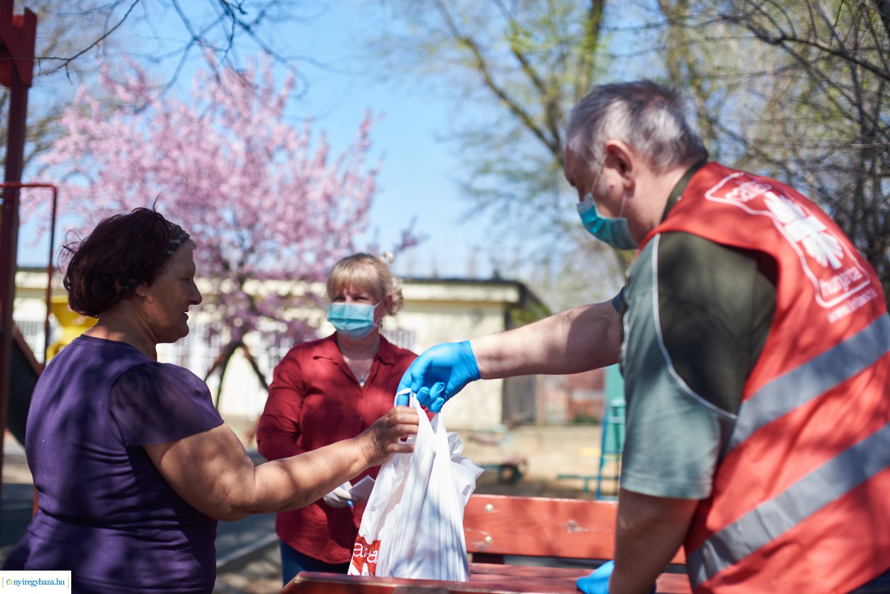 Élelmiszerosztás a Huszártelepen