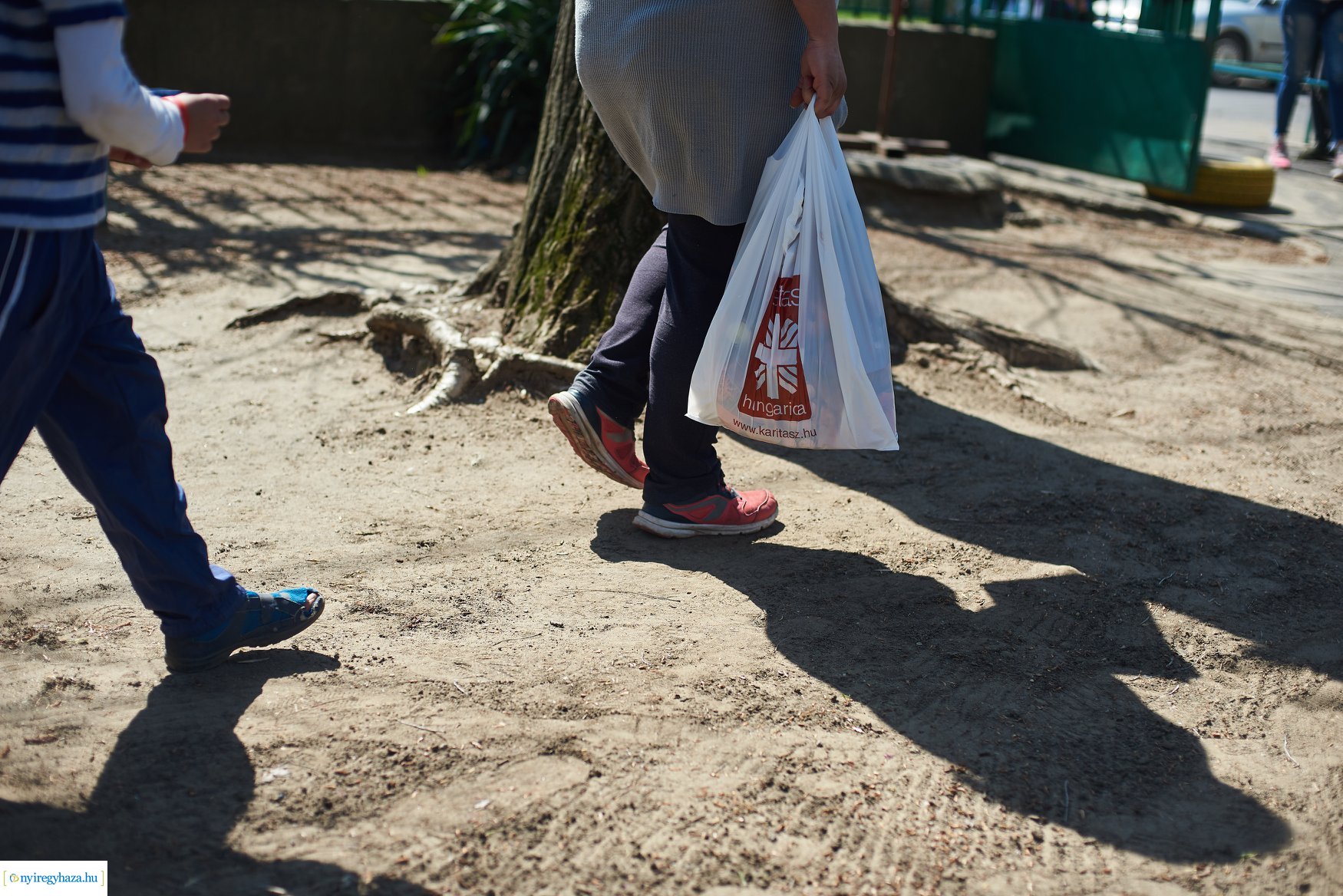 Élelmiszerosztás a Huszártelepen