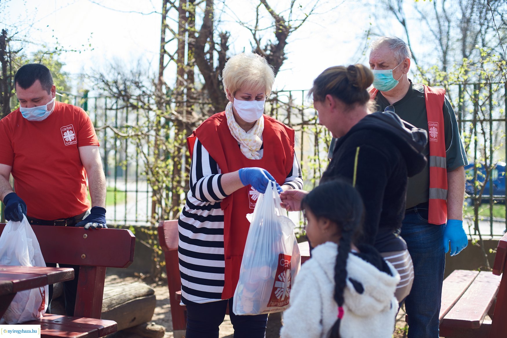 Élelmiszerosztás a Huszártelepen