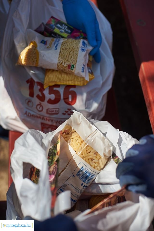 Élelmiszerosztás a Huszártelepen