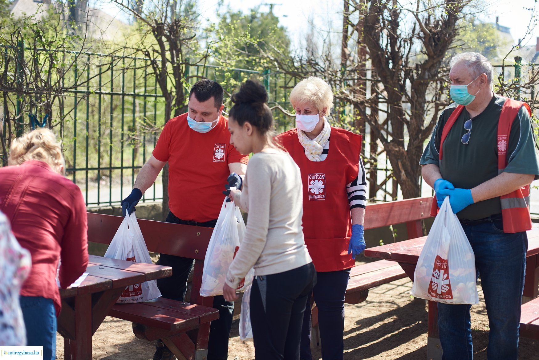 Élelmiszerosztás a Huszártelepen