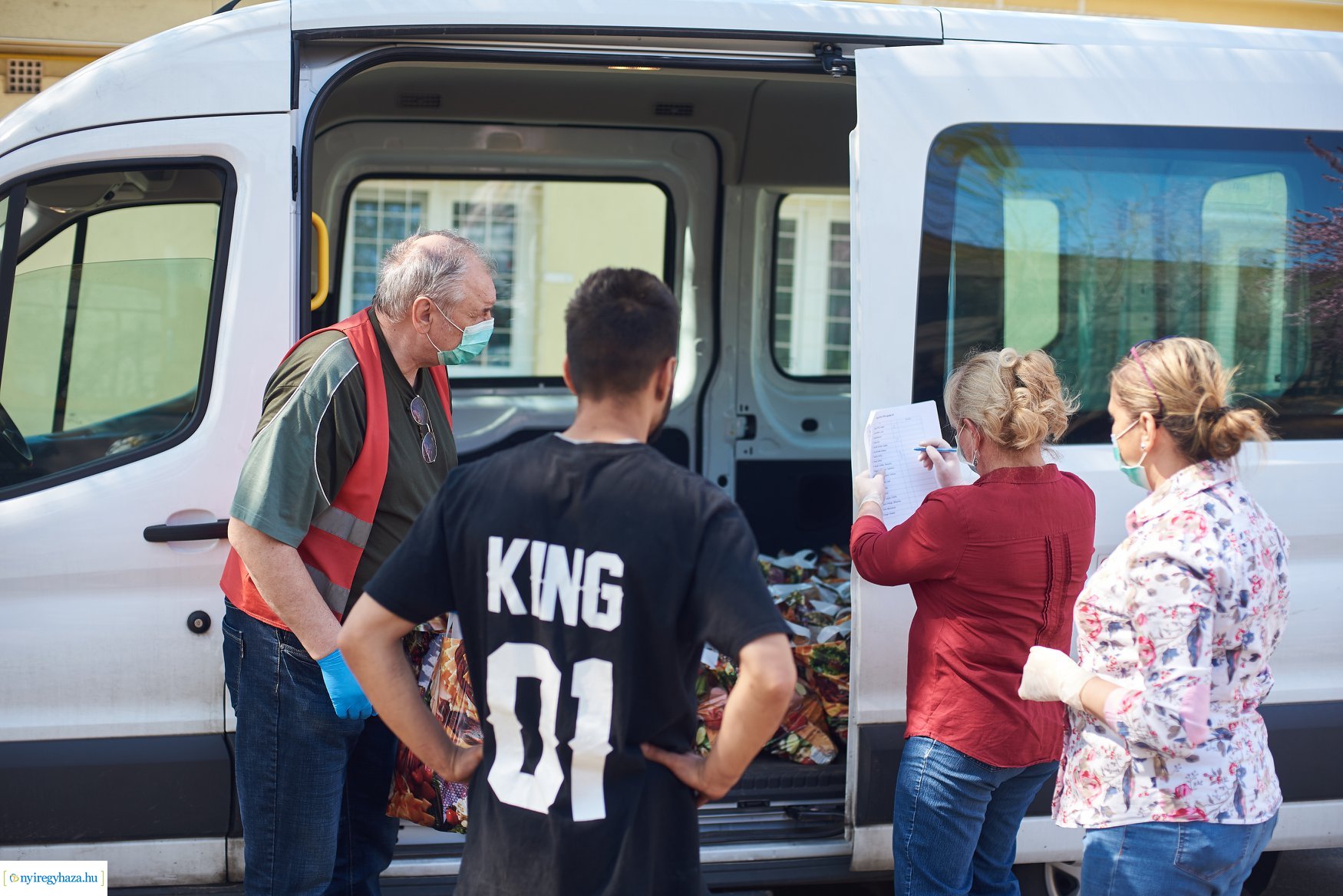 Élelmiszerosztás a Huszártelepen