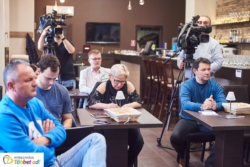 Életképek a Nyíregyházi Televízió munkatársainak mindennapjaiból