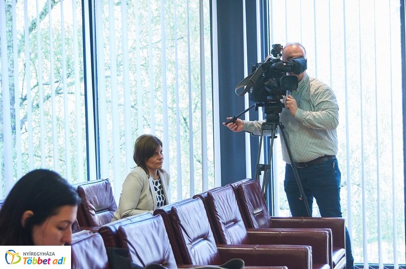 Életképek a Nyíregyházi Televízió munkatársainak mindennapjaiból