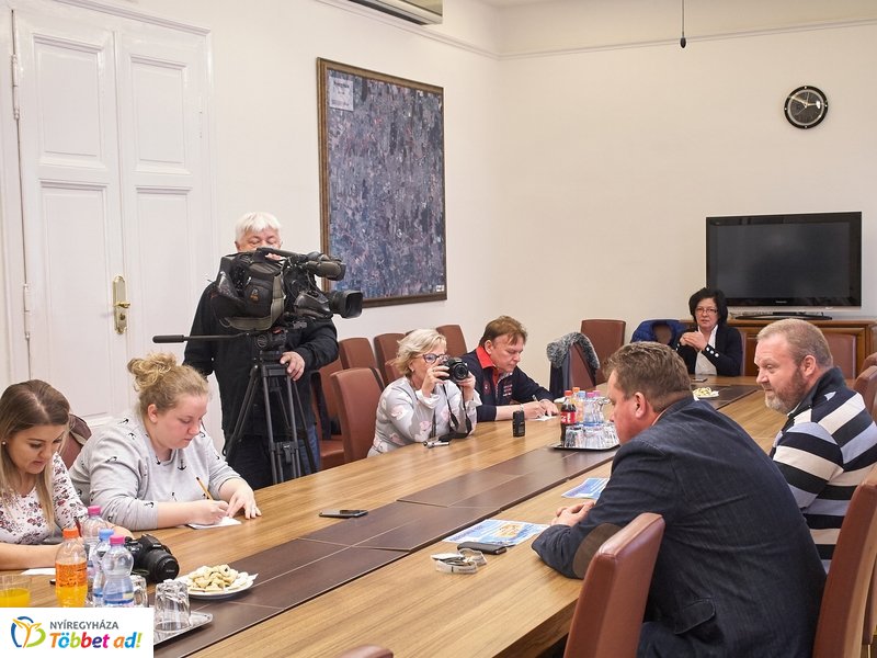 Életképek a Nyíregyházi Televízió munkatársainak mindennapjaiból