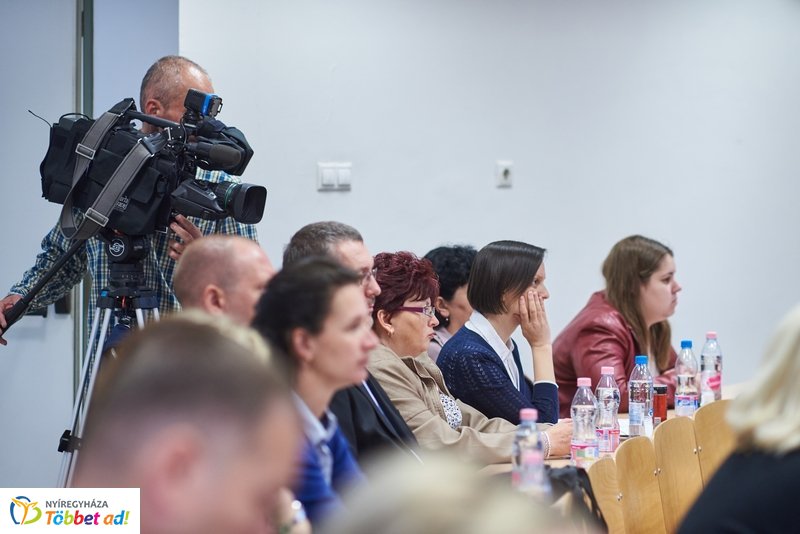 Életképek a Nyíregyházi Televízió munkatársainak mindennapjaiból