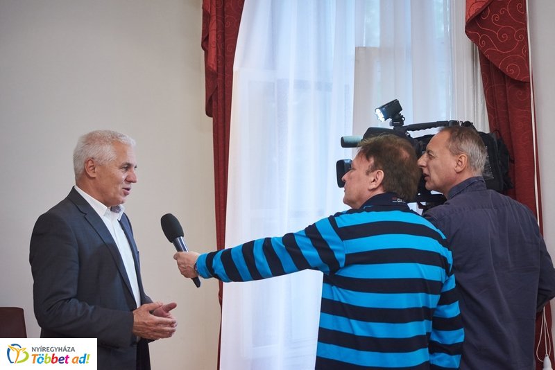 Életképek a Nyíregyházi Televízió munkatársainak mindennapjaiból