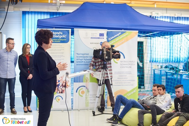 Életképek a Nyíregyházi Televízió munkatársainak mindennapjaiból