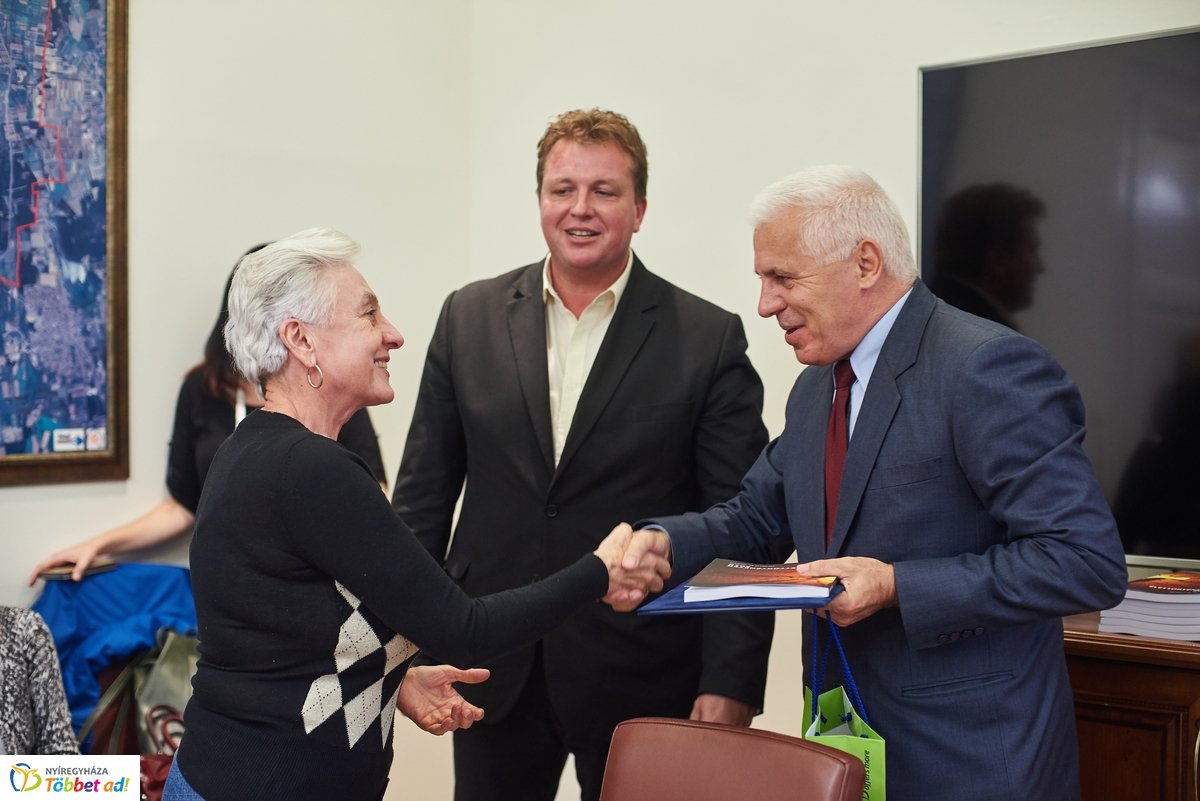 Élettörténetek - könyv átadó